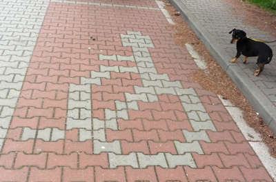 mozaika z tvarovek pro stání pro invalidy.